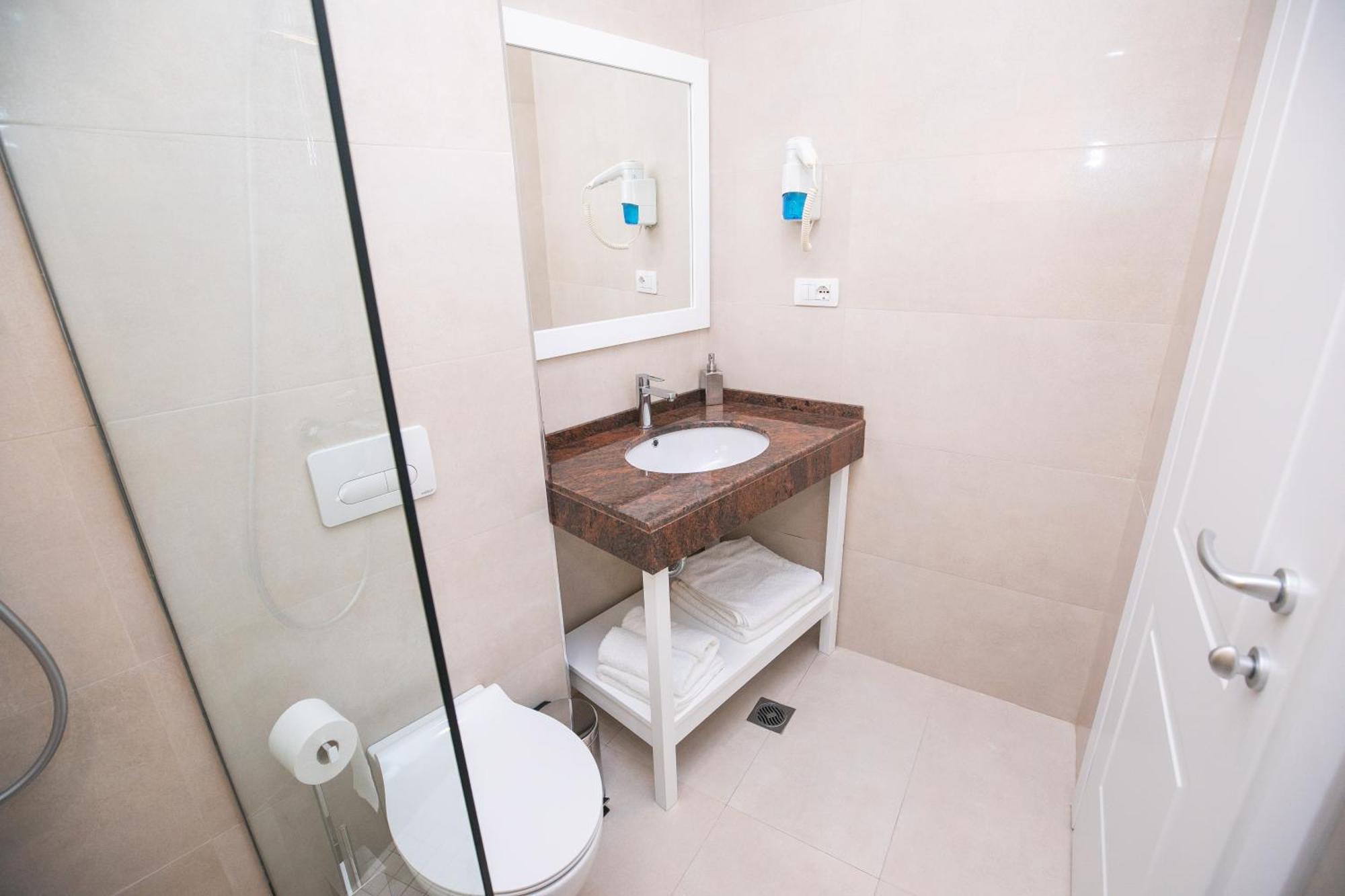 Hotel Elior Tirana Rum bild